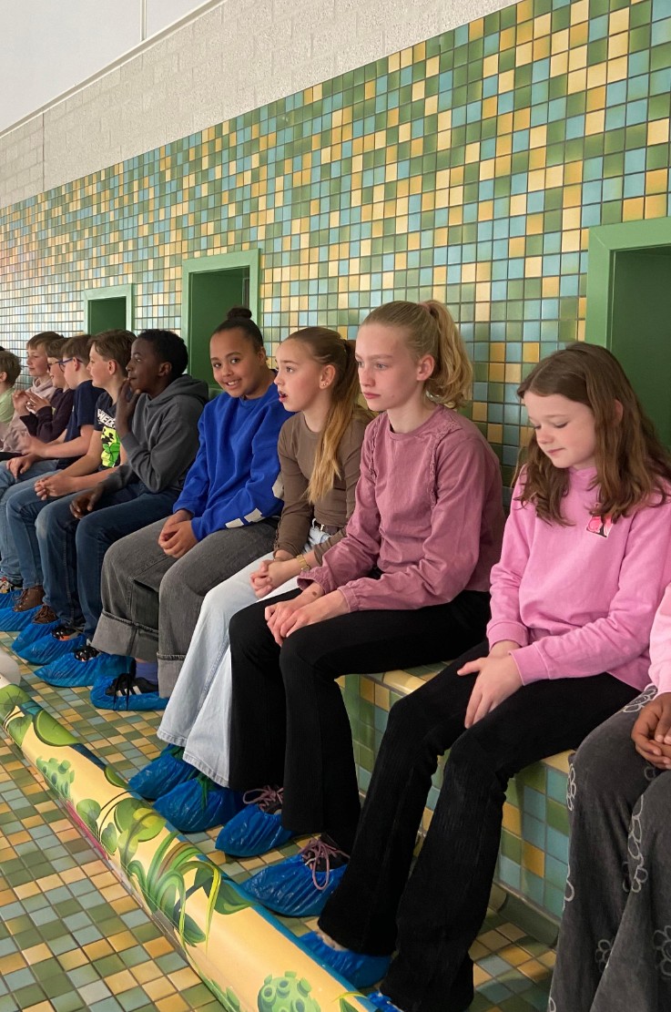 Naar het zwembad en de fysiotherapiepraktijk